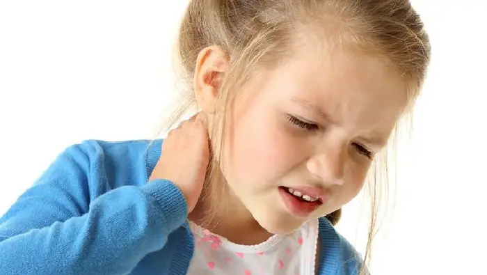 mengobati leher sakit pada anak